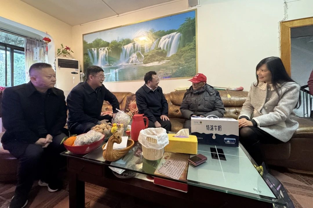 beat365委党委委员、副主任何政走访慰问省beat365集团老党员、老干部