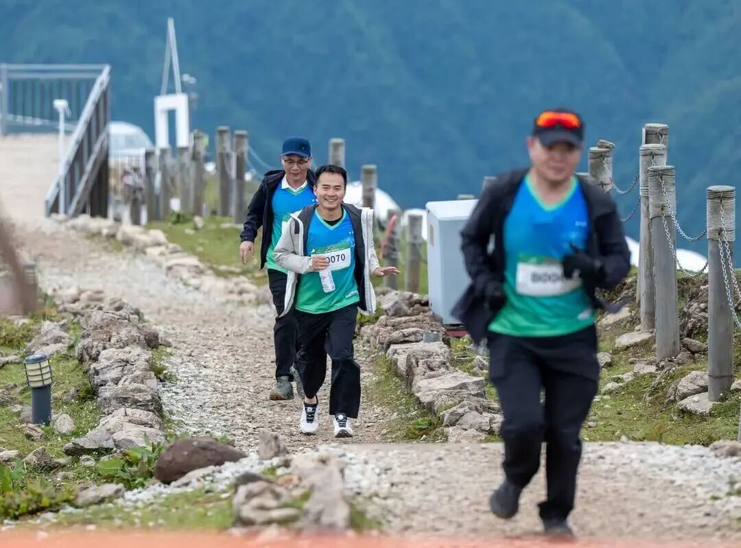 媒体聚焦 | 踏云揽胜，向上同行！“登超”牛背山站圆满举行，全民攀登热潮持续升温